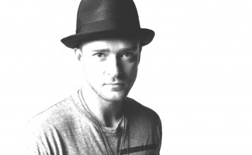 Justin Timberlake Shares Friends Coming-Out Story While Accepting Award Justin Timberlake