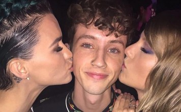 Troye Sivan & Ruby Rose Honoured at GLAAD Awards in LA Troye Sivan sandwiched by Ruby Rose (L) and Taylor Swift (R) at the GLAAD Awards in LA on Saturday night - Source: Instagram