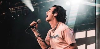 English Band’s Lead Singer Kisses Fan At Dubai Concert Sparking Gay Controversy the 1975 matt healy