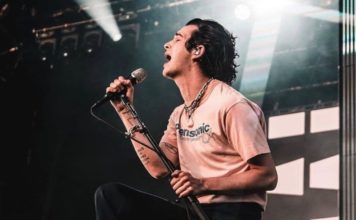 English Band’s Lead Singer Kisses Fan At Dubai Concert Sparking Gay Controversy the 1975 matt healy