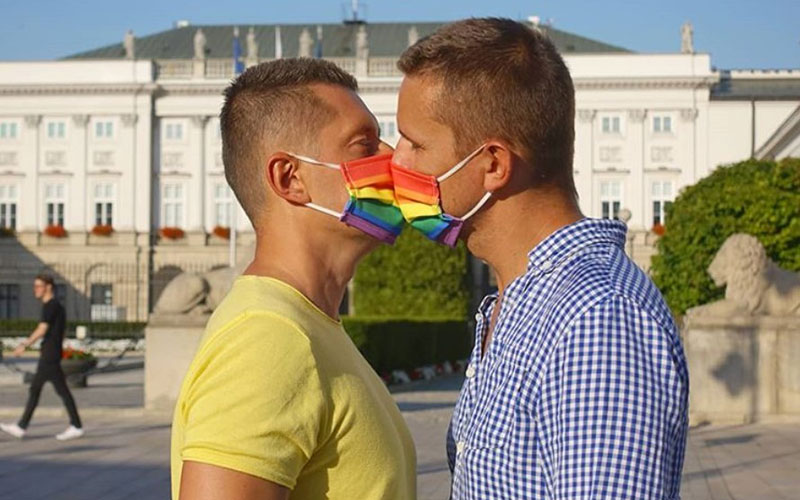 Jacob and David kiss in a rainbow mask in front of the Polish Presidential Palace (instagram)